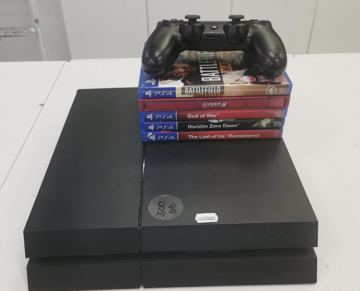 PlayStation 4 500GB gépcsomag 5 DB ajándék játékkal - PlayStation 4 Gépek